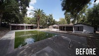 Rumah dengan halaman luas dan kolam renang ini sepertinya sudah lama ditinggal pemiliknya. Bahkan air kolam renangnya sudah berubah hijau, penuh lumut, dan daun yang berjatuhan.