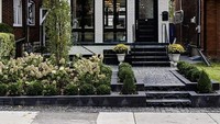 Rumah ini terlihat kecil saat diapit jika dibandingkan dengan rumah sampingnya. Apalagi rumah ini hanya terdiri dari 1 lantai dengan pintu di tengah dan deretan jendela panjang di kanan kiri yang memenuhi dinding depan rumah.