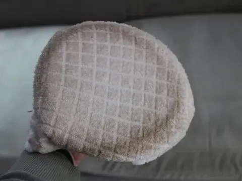 Tampilan handuk basah yang telah digosok ke sofa