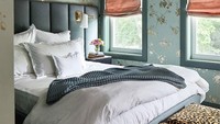 Setelah mengalami renovasi total. Dinding kamar tersebut ditambahkan wallpaper berwarna hijau dengan motif bunga emas. Warna kasurnya pun mengikuti warna dari dinding tersebut abu-abu tua dengan sprei putih. Di depannya juga ditambahkan kursi rias dengan corak bergaya macan tutup atau leopard.