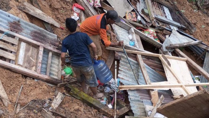 Tanah longsor terjang rumah warga di Kendari, Sultra.
