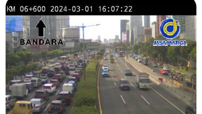 Tangkapan layar CCTV Travoy di Tol Dalam Kota, Jumat (1/3/2024)