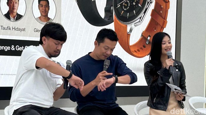Taufik Hidayat memang sudah tak lagi menjadi atlet bulutangkis. Tapi bukan berarti ia berhenti dari aktivitas fisik. Selain tepok bulu, peraih medali emas Olimpiade Athena 2004 itu masih gemar berolahraga lain seperti sepakbola dan tenis.