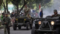 Komunitas Djokjakarta 1945 menampilkan drama teaterikal perang di Stadion Mandala Krida, Yogyakarta, Jumat (1/3/2024).
