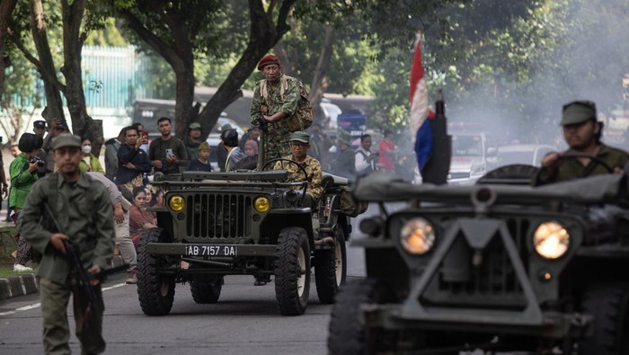 Komunitas Djokjakarta 1945 menampilkan drama teaterikal perang di Stadion Mandala Krida, Yogyakarta, Jumat (1/3/2024). Teaterikal tersebut merefleksikan peristiwa perjuangan masyarakat Yogyakarta melawan penjajahan Belanda pada 1 Maret 1949 serta memperingati Hari Penegakan Kedaulatan Negara. ANTARA FOTO/Hendra Nurdiyansyah/rwa.