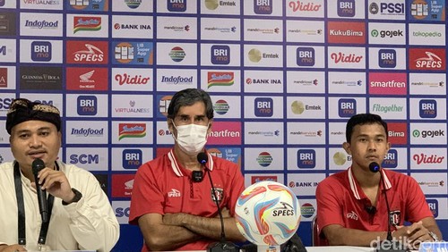 Pemain muda Bali United Gede Sunu (kanan) dan pelatih Bali United Stefano Cugurra (tengah), Kamis (29/2/2024).