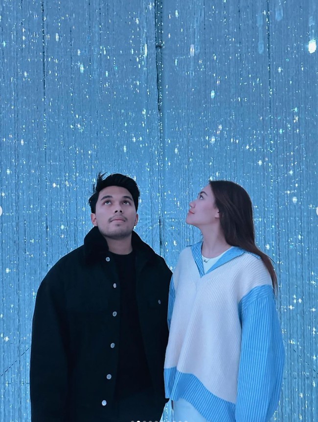 Setelah go publik beberapa waktu lalu, hubungan Aaliyah Massaid dan Thariq Halilintar memang kerap menjadi sorotan. Kini keduanya tampak sudah tak malu-malu lagi membagikan momen kebersamaan mereka. Foto: Instagram/@thariqhalilintar/@aaliyah.massaid