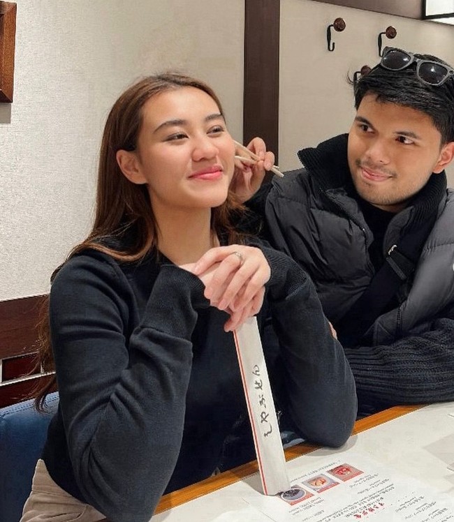 Berhasil bikin baper dan gemas, lihat saja pose keduanya saat Thariq mengarahkan sumpitnya ke pipi Aaliyah. Aaliyah sendiri hanya tampak tersenyum manis. Foto: Instagram/@thariqhalilintar/@aaliyah.massaid