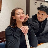 Berhasil bikin baper dan gemas, lihat saja pose keduanya saat Thariq mengarahkan sumpitnya ke pipi Aaliyah. Aaliyah sendiri hanya tampak tersenyum manis. Foto: Instagram/@thariqhalilintar/@aaliyah.massaid