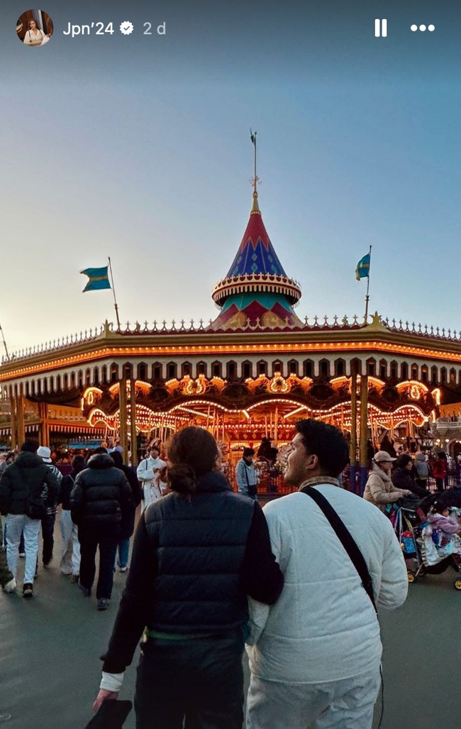 Difoto dari belakang, Aaliyah dan Thariq tampak memamerkan kemesraan mereka. Sambil berjalan bersama, keduanya tampak bergandengan dan nempel bak prangko. Foto: Instagram/@thariqhalilintar/@aaliyah.massaid