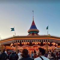 Difoto dari belakang, Aaliyah dan Thariq tampak memamerkan kemesraan mereka. Sambil berjalan bersama, keduanya tampak bergandengan dan nempel bak prangko. Foto: Instagram/@thariqhalilintar/@aaliyah.massaid