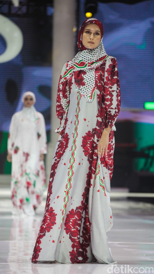 Dulu pernah tinggal di rumah bantuan bencana Tsunami Aceh, Shella Saukia bangkit dari ekonominya yang awalnya menengah bawah jadi menengah atas melalui bisnis fashion dan kecantikan. Kini Shella yang sukses berkat lini bisnis hijab, busana muslim dan skincarenya, menggelar fashion show tunggal di hotel mewah di Jakarta. Inilah Koleksi terbaru Shella Saukia yang mengangkat tema The FirSSt Gala of Shella Saukia. Foto: Andhika Prasetia/detik.  