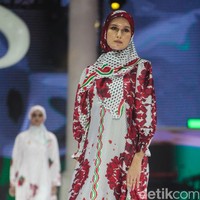 Dulu pernah tinggal di rumah bantuan bencana Tsunami Aceh, Shella Saukia bangkit dari ekonominya yang awalnya menengah bawah jadi menengah atas melalui bisnis fashion dan kecantikan. Kini Shella yang sukses berkat lini bisnis hijab, busana muslim dan skincarenya, menggelar fashion show tunggal di hotel mewah di Jakarta. Inilah Koleksi terbaru Shella Saukia yang mengangkat tema The FirSSt Gala of Shella Saukia. Foto: Andhika Prasetia/detik.  