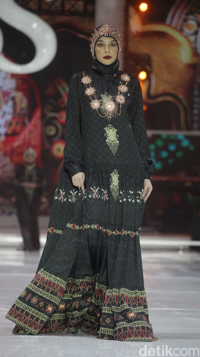 Dulu pernah tinggal di rumah bantuan bencana Tsunami Aceh, Shella Saukia bangkit dari ekonominya yang awalnya menengah bawah jadi menengah atas melalui bisnis fashion dan kecantikan. Kini Shella yang sukses berkat lini bisnis hijab, busana muslim dan skincarenya, menggelar fashion show tunggal di hotel mewah di Jakarta. Inilah Koleksi terbaru Shella Saukia yang mengangkat tema The FirSSt Gala of Shella Saukia. Foto: Andhika Prasetia/detik.  