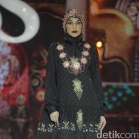 Dulu pernah tinggal di rumah bantuan bencana Tsunami Aceh, Shella Saukia bangkit dari ekonominya yang awalnya menengah bawah jadi menengah atas melalui bisnis fashion dan kecantikan. Kini Shella yang sukses berkat lini bisnis hijab, busana muslim dan skincarenya, menggelar fashion show tunggal di hotel mewah di Jakarta. Inilah Koleksi terbaru Shella Saukia yang mengangkat tema The FirSSt Gala of Shella Saukia. Foto: Andhika Prasetia/detik.  