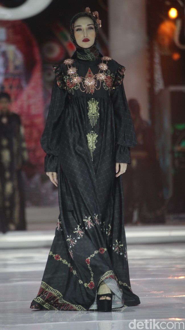 Dulu pernah tinggal di rumah bantuan bencana Tsunami Aceh, Shella Saukia bangkit dari ekonominya yang awalnya menengah bawah jadi menengah atas melalui bisnis fashion dan kecantikan. Kini Shella yang sukses berkat lini bisnis hijab, busana muslim dan skincarenya, menggelar fashion show tunggal di hotel mewah di Jakarta. Inilah Koleksi terbaru Shella Saukia yang mengangkat tema The FirSSt Gala of Shella Saukia. Foto: Andhika Prasetia/detik.  