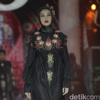 Dulu pernah tinggal di rumah bantuan bencana Tsunami Aceh, Shella Saukia bangkit dari ekonominya yang awalnya menengah bawah jadi menengah atas melalui bisnis fashion dan kecantikan. Kini Shella yang sukses berkat lini bisnis hijab, busana muslim dan skincarenya, menggelar fashion show tunggal di hotel mewah di Jakarta. Inilah Koleksi terbaru Shella Saukia yang mengangkat tema The FirSSt Gala of Shella Saukia. Foto: Andhika Prasetia/detik.  