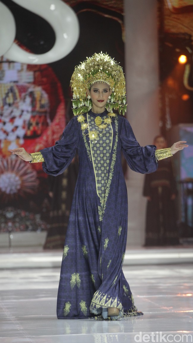 Dulu pernah tinggal di rumah bantuan bencana Tsunami Aceh, Shella Saukia bangkit dari ekonominya yang awalnya menengah bawah jadi menengah atas melalui bisnis fashion dan kecantikan. Kini Shella yang sukses berkat lini bisnis hijab, busana muslim dan skincarenya, menggelar fashion show tunggal di hotel mewah di Jakarta. Inilah Koleksi terbaru Shella Saukia yang mengangkat tema The FirSSt Gala of Shella Saukia. Foto: Andhika Prasetia/detik.  