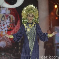 Dulu pernah tinggal di rumah bantuan bencana Tsunami Aceh, Shella Saukia bangkit dari ekonominya yang awalnya menengah bawah jadi menengah atas melalui bisnis fashion dan kecantikan. Kini Shella yang sukses berkat lini bisnis hijab, busana muslim dan skincarenya, menggelar fashion show tunggal di hotel mewah di Jakarta. Inilah Koleksi terbaru Shella Saukia yang mengangkat tema The FirSSt Gala of Shella Saukia. Foto: Andhika Prasetia/detik.  