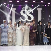 Dulu pernah tinggal di rumah bantuan bencana Tsunami Aceh, Shella Saukia bangkit dari ekonominya yang awalnya menengah bawah jadi menengah atas melalui bisnis fashion dan kecantikan. Kini Shella yang sukses berkat lini bisnis hijab, busana muslim dan skincarenya, menggelar fashion show tunggal di hotel mewah di Jakarta. Inilah Koleksi terbaru Shella Saukia yang mengangkat tema The FirSSt Gala of Shella Saukia. Foto: Andhika Prasetia/detik.  