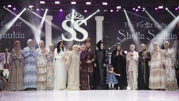 Sejumlah model memperagakan busana pada peragaan busana bertajuk The FirSSt Gala of Shella Saukia di The Ritz Carlton Pacific Place, Jakarta, Kamis (29/2/2024). Shella Saukia menggelar peragaan busana bertajuk The FirSSt Gala of Shella Saukia untuk merayakan 1 dekade dirinya berkarya.