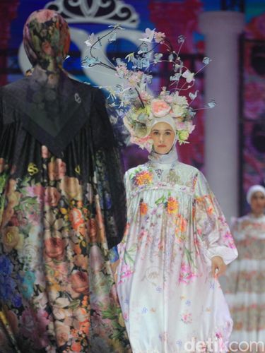 Sejumlah model memperagakan busana pada peragaan busana bertajuk The FirSSt Gala of Shella Saukia di The Ritz Carlton Pacific Place, Jakarta, Kamis (29/2/2024). Shella Saukia menggelar peragaan busana bertajuk The FirSSt Gala of Shella Saukia untuk merayakan 1 dekade dirinya berkarya.
