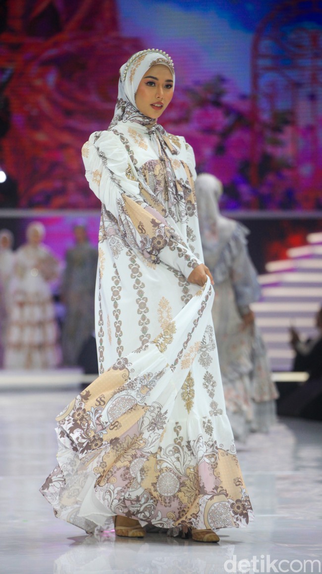 Dulu pernah tinggal di rumah bantuan bencana Tsunami Aceh, Shella Saukia bangkit dari ekonominya yang awalnya menengah bawah jadi menengah atas melalui bisnis fashion dan kecantikan. Kini Shella yang sukses berkat lini bisnis hijab, busana muslim dan skincarenya, menggelar fashion show tunggal di hotel mewah di Jakarta. Inilah Koleksi terbaru Shella Saukia yang mengangkat tema The FirSSt Gala of Shella Saukia. Foto: Andhika Prasetia/detik.  
