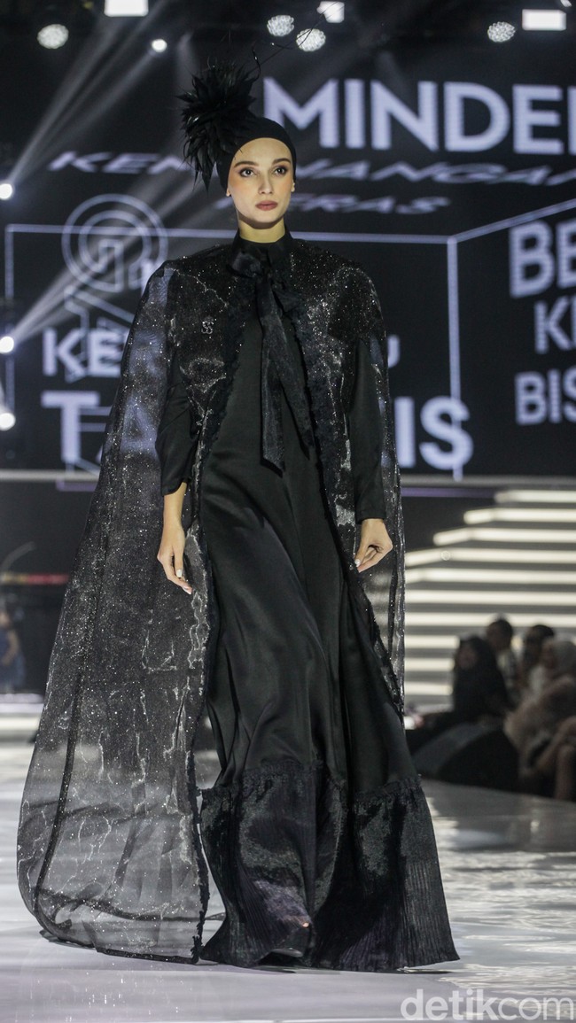 Dulu pernah tinggal di rumah bantuan bencana Tsunami Aceh, Shella Saukia bangkit dari ekonominya yang awalnya menengah bawah jadi menengah atas melalui bisnis fashion dan kecantikan. Kini Shella yang sukses berkat lini bisnis hijab, busana muslim dan skincarenya, menggelar fashion show tunggal di hotel mewah di Jakarta. Inilah Koleksi terbaru Shella Saukia yang mengangkat tema The FirSSt Gala of Shella Saukia. Foto: Andhika Prasetia/detik.  