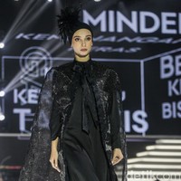 Dulu pernah tinggal di rumah bantuan bencana Tsunami Aceh, Shella Saukia bangkit dari ekonominya yang awalnya menengah bawah jadi menengah atas melalui bisnis fashion dan kecantikan. Kini Shella yang sukses berkat lini bisnis hijab, busana muslim dan skincarenya, menggelar fashion show tunggal di hotel mewah di Jakarta. Inilah Koleksi terbaru Shella Saukia yang mengangkat tema The FirSSt Gala of Shella Saukia. Foto: Andhika Prasetia/detik.  