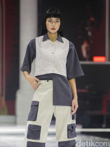 Sejumlah model memperagakan busana pada peragaan busana bertajuk The FirSSt Gala of Shella Saukia di The Ritz Carlton Pacific Place, Jakarta, Kamis (29/2/2024). Shella Saukia menggelar peragaan busana bertajuk The FirSSt Gala of Shella Saukia untuk merayakan 1 dekade dirinya berkarya.