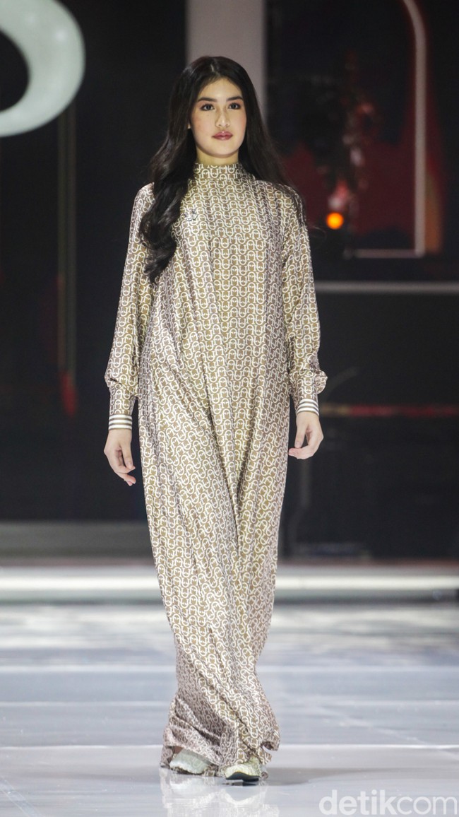 Dulu pernah tinggal di rumah bantuan bencana Tsunami Aceh, Shella Saukia bangkit dari ekonominya yang awalnya menengah bawah jadi menengah atas melalui bisnis fashion dan kecantikan. Kini Shella yang sukses berkat lini bisnis hijab, busana muslim dan skincarenya, menggelar fashion show tunggal di hotel mewah di Jakarta. Inilah Koleksi terbaru Shella Saukia yang mengangkat tema The FirSSt Gala of Shella Saukia. Foto: Andhika Prasetia/detik.  