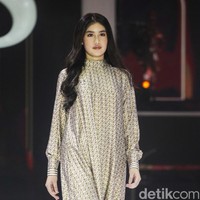 Dulu pernah tinggal di rumah bantuan bencana Tsunami Aceh, Shella Saukia bangkit dari ekonominya yang awalnya menengah bawah jadi menengah atas melalui bisnis fashion dan kecantikan. Kini Shella yang sukses berkat lini bisnis hijab, busana muslim dan skincarenya, menggelar fashion show tunggal di hotel mewah di Jakarta. Inilah Koleksi terbaru Shella Saukia yang mengangkat tema The FirSSt Gala of Shella Saukia. Foto: Andhika Prasetia/detik.  