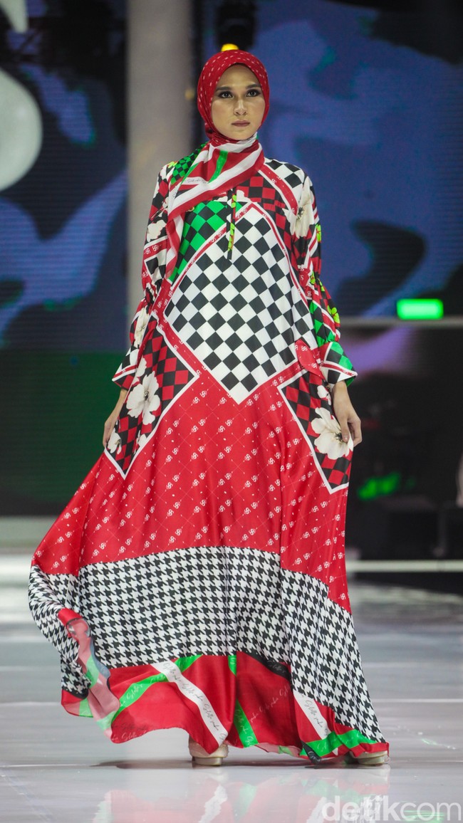 Dulu pernah tinggal di rumah bantuan bencana Tsunami Aceh, Shella Saukia bangkit dari ekonominya yang awalnya menengah bawah jadi menengah atas melalui bisnis fashion dan kecantikan. Kini Shella yang sukses berkat lini bisnis hijab, busana muslim dan skincarenya, menggelar fashion show tunggal di hotel mewah di Jakarta. Inilah Koleksi terbaru Shella Saukia yang mengangkat tema The FirSSt Gala of Shella Saukia. Foto: Andhika Prasetia/detik.