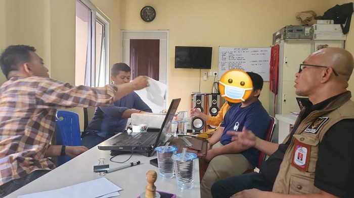Tim KPAD (kanan) mendampingi DK jalani pemeriksaan di Polda Sumsel.