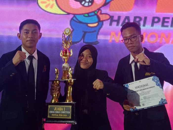 Tim SMA Unggulan CT Arsa Foundation Sukoharjo raih juara pertama di Lomba Cerdas Cermat Festival Pers 2024, Rabu (21/2/2024).