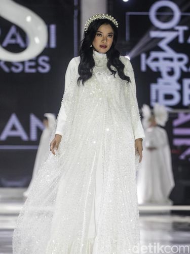 Sejumlah selebriti memperagakan busana pada peragaan busana bertajuk The FirSSt Gala of Shella Saukia di The Ritz Carlton Pacific Place, Jakarta, Kamis (29/2/2024). Shella Saukia menggelar peragaan busana bertajuk The FirSSt Gala of Shella Saukia untuk merayakan 1 dekade dirinya berkarya.