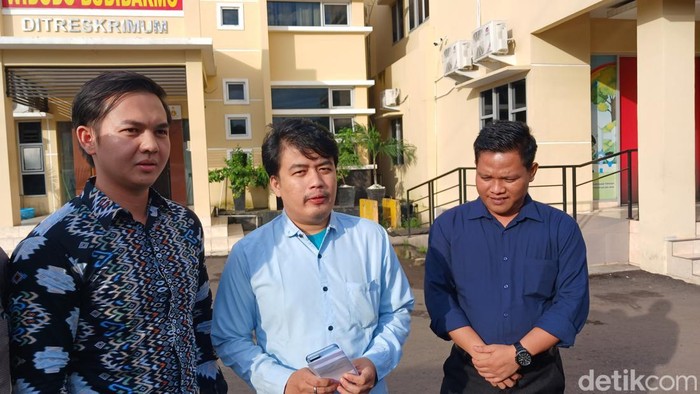 Tom Jaka (tengah) gugat perdata sang istri agar mau tes DNA usai ketahuan selingkuh.