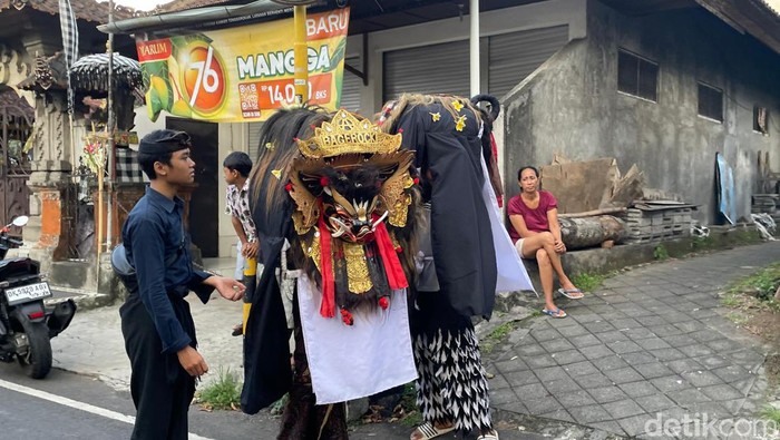 Tradisi Ngelawang di Bali