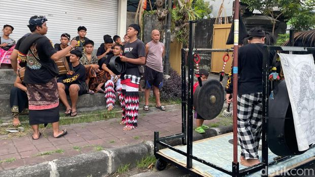 Tradisi Ngelawang di Bali