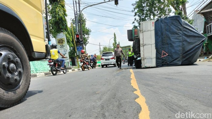 truk terguling di bojonegoro