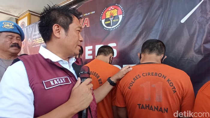 TS, pelaku pengedar narkoba saat dihadirkan dalam pres rilis di Mapolres Cirebon