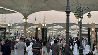 Suasana menjelang maghrib di sekitar Masjid Nabawi.