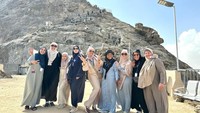 Berpose sejenak setelah menuruni Gua Hira.