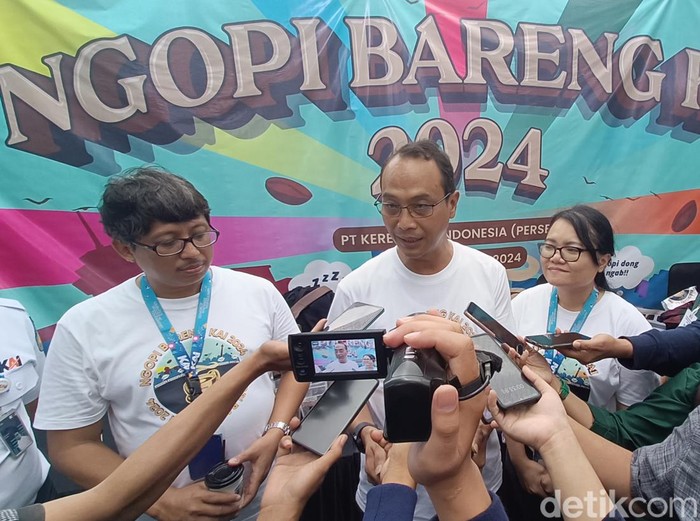 VP Daop 5 Purwokerto, Dominicus Agung Wawan Purnawan, memberikan keterangan kepada wartawan di Stasiun Purwokerto, Kabupaten Banyumas, Jumat (1/3/2024).