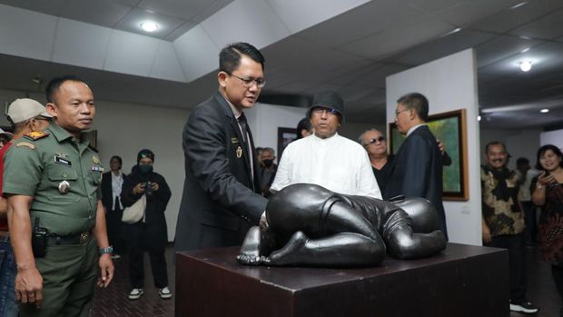 Wakil Bupati Sleman, Danang Maharsa membuka pameran seni rupa Janur Kuning di Monumen Jogja Kembali, Jumat (1/3/2024).