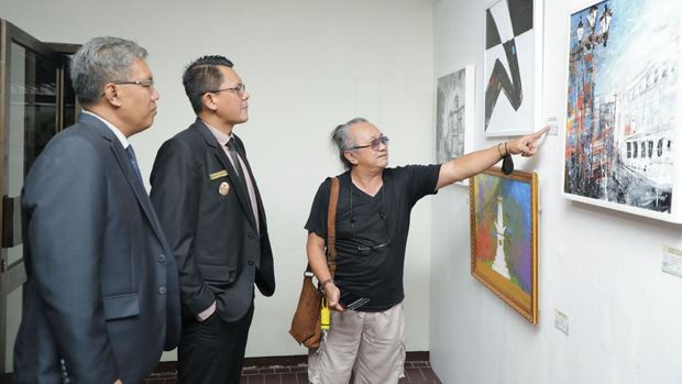 Wakil Bupati Sleman, Danang Maharsa membuka pameran seni rupa Janur Kuning di Monumen Jogja Kembali, Jumat (1/3/2024).