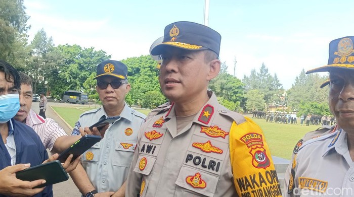 Wakapolda NTT Brigjen Awi Setiyono saat diwawancarai seusai apel gelar pasukan Operasi Keselamatan Turangga 2024 di Mapolda NTT, Jumat (1/3/2024). (Yufengki Bria/detikBali)