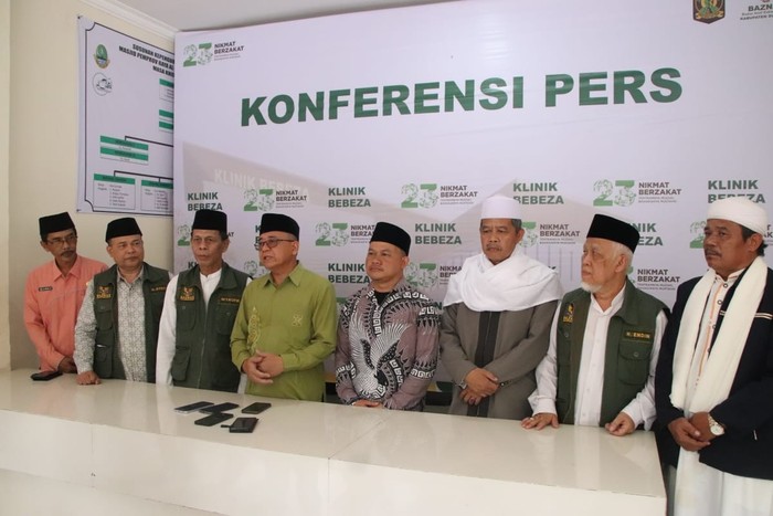 Wakil Bupati Sukabumi Iyos Somantri melakukan peletakan batu pertama (groundbreaking) pembangunan Klinik utama Berdaya Bersama Zakat (Bebeza) Baznas Kabupaten Sukabumi di Komplek Mesjid Al Jabar Cikembar, Kamis (29/2).
