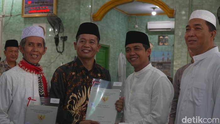 Wakil Menteri ATR/BPN, Raja Juli Antoni bagikan sertifikat tanah Wakaf di Palembang.