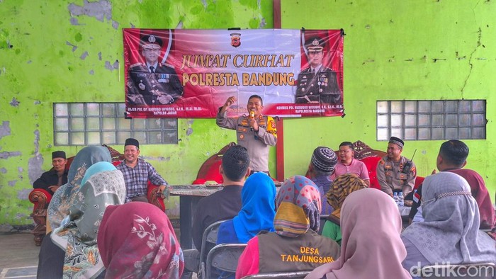 Warga Desa Tanjungsari, Kecamatan Cangkuang, Kabupaten Bandung saat curhat dengan polisi